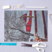 クリスマスライトをフェンスに置いた雪赤の納屋 薄葉紙 (クラフト)