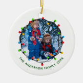 クリスマスライトファミリーフォトレッドグリーンキープサケ セラミックオーナメント (正面)