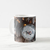 クリスマスライト付きのツリー飾りの背景 コーヒーマグカップ (正面左)