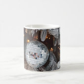 クリスマスライト付きのツリー飾りの背景 コーヒーマグカップ (中央)