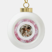 クリスマスラウンドピンクのスノーフレーク写真 セラミックボールオーナメント (正面)