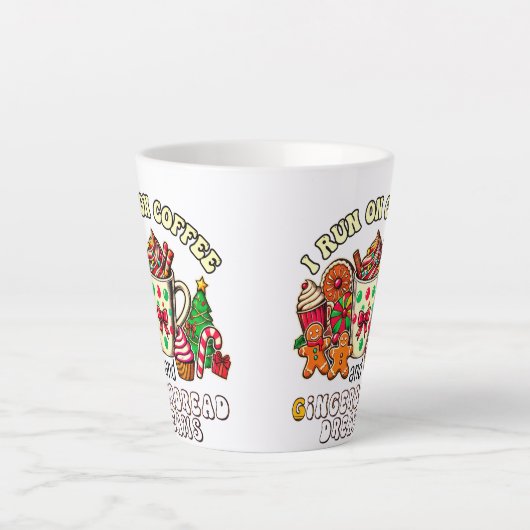 クリスマスラテ走のマグカップにコーヒーとジンジャーパン カフェラテマグ (正面)