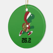 クリスマスランニングの亀26.2 セラミックオーナメント (左)