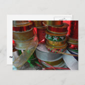 クリスマスリボンホリデーレッドと金ゴールドのスプール シーズンポストカード (正面/裏面)