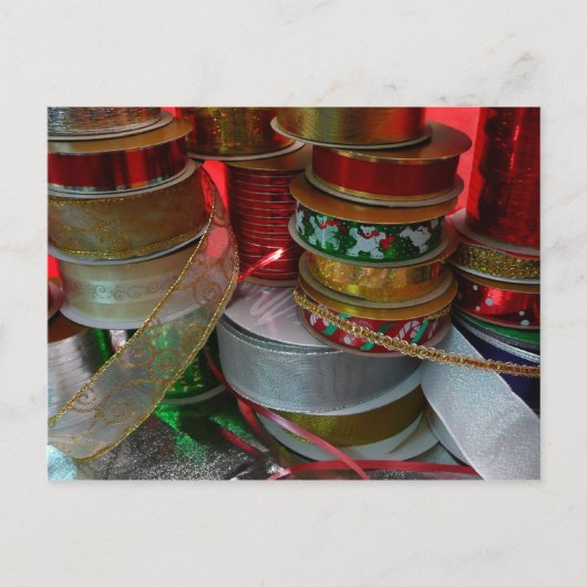 クリスマスリボンホリデーレッドと金ゴールドのスプール シーズンポストカード (正面)