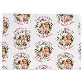 クリスマスリースと赤いハッピーホリデーの写真 ラージペーパーバッグ (裏面)