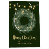 クリスマスリースと金ゴールドストリングライトの緑 ミディアムペーパーバッグ (正面)