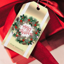 クリスマスリースの松のコーン、星、赤いバウブル