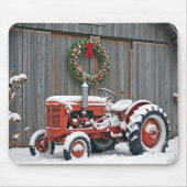 クリスマスリースを飾った赤いトラクター マウスパッド (正面)