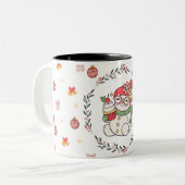 クリスマスリース付きの可愛いスノーマンハギング ツートーンマグカップ (正面左)