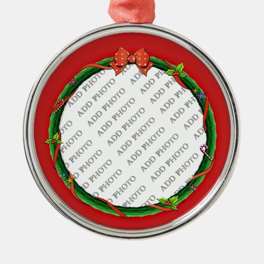 クリスマスリース写真と赤の背景を追加 メタルオーナメント (正面)