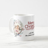 クリスマスリース、白い花、赤い果実の写真 コーヒーマグカップ (正面左)