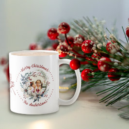 クリスマスリース、白い花、赤い果実の写真 コーヒーマグカップ