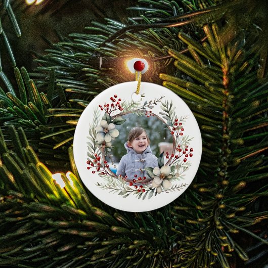クリスマスリース、白い花、赤い果実の写真 セラミックオーナメント