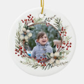クリスマスリース、白い花、赤い果実の写真 セラミックオーナメント (正面)