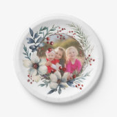 クリスマスリース、白い花、赤い果実の写真 ペーパープレート (正面)