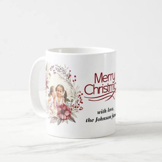 クリスマスリース、赤い花と果実の写真 コーヒーマグカップ (正面左)