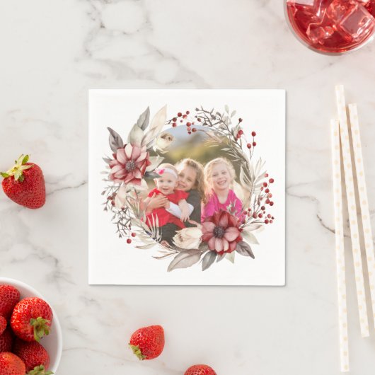 クリスマスリース、赤い花と果実の写真 スタンダードカクテルナプキン (インサイチュ)