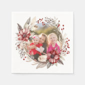 クリスマスリース、赤い花と果実の写真 スタンダードカクテルナプキン (正面)