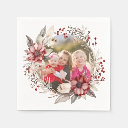 クリスマスリース、赤い花と果実の写真 スタンダードカクテルナプキン (正面)
