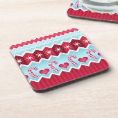 クリスマスレッドとブルーシェブロンストライプのパターン コースター (左側)