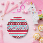 クリスマスレッドとブルーシェブロンストライプのパターン ペーパープレート (パーティー)