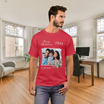 クリスマスレッドの家族のフォトコーン松の名前 Tシャツ<br><div class="desc">赤シャツだ。自分の家族の写真をカスタマイズして追加する。円錐形と飾松の緑の白い枠。家族の名前と年を追加する。</div>