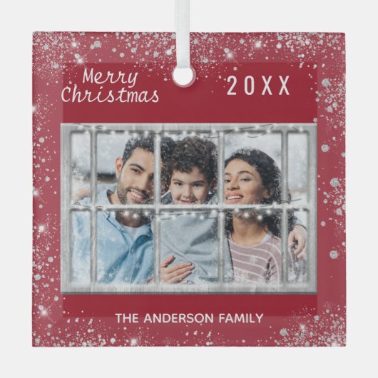 クリスマスレッドの白い家族の写真冬の窓 ガラスオーナメント (正面)
