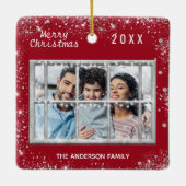 クリスマスレッドの白い家族の写真冬の窓 セラミックオーナメント (裏面)