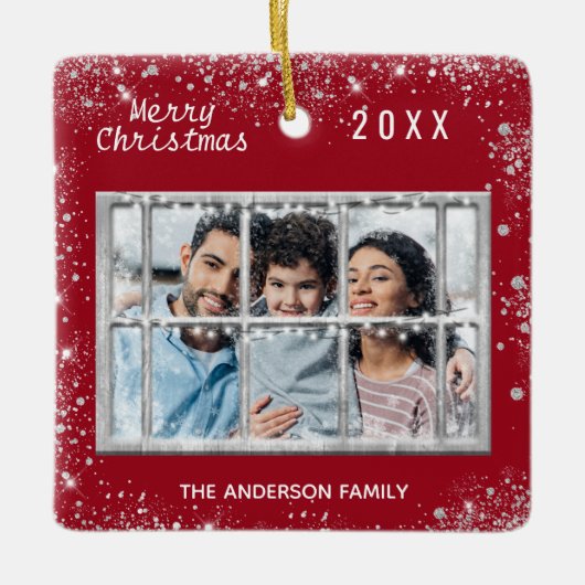クリスマスレッドの白い家族の写真冬の窓 セラミックオーナメント (正面)