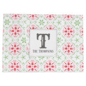 クリスマスレッドグリーンモノグラムスノーフレークモノグラム ラージペーパーバッグ (裏面)