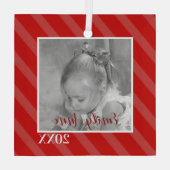 クリスマスレッドストライプのホリデーお洒落写真 ガラスオーナメント (裏面)