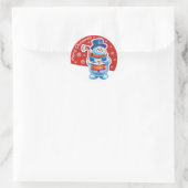 クリスマスレッドラウンドステッカー雪だるまドラマー。 ラウンドシール (バッグ)