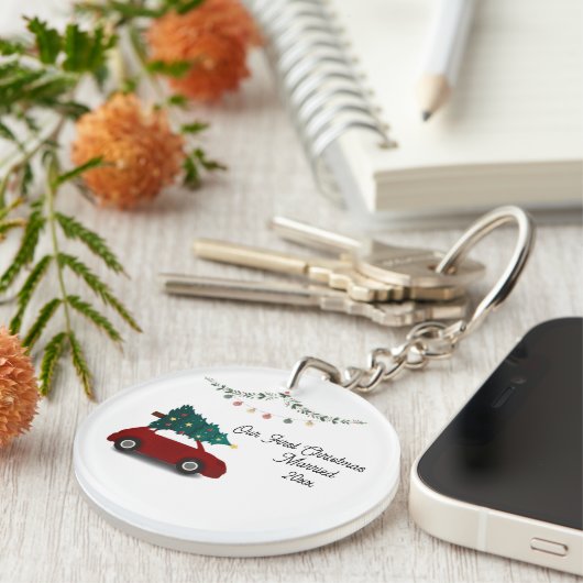 クリスマスレッド結婚したカーを持つ私たちの初めてのクリスマス キーホルダー (正面右)