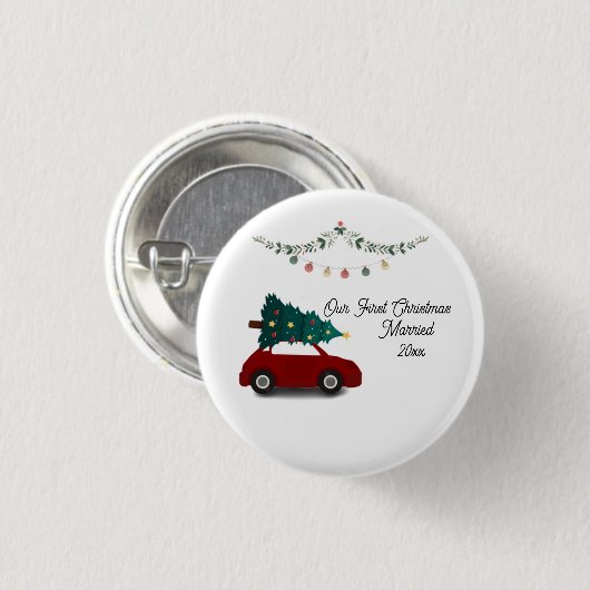 クリスマスレッド結婚したカーを持つ私たちの初めてのクリスマス 缶バッジ (正面&裏面)