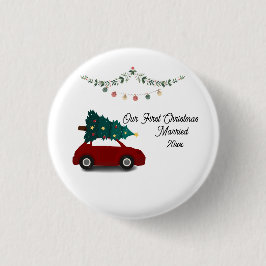クリスマスレッド結婚したカーを持つ私たちの初めてのクリスマス 缶バッジ
