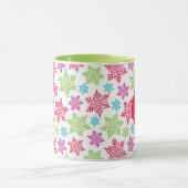 クリスマスレッド、グリーン、ピンク、ライトブルーの雪片 マグカップ (中央)