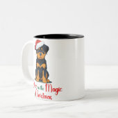 クリスマス信じかわいい犬の魔法で ツートーンマグカップ (正面左)