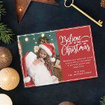 クリスマス信じ魔法2家族の写真の赤 シーズンカード<br><div class="desc">フェスティバルの赤い背景の上に右にモダンはお気に入りの離れ「クリスマスの魔法に補完信じ」という言葉で補完されたクリスマスの家族のポートレートの一つを含む休日のグリーティングカード、独自のグリーティングメッセージでカスタマイズ可能。カードの背面にもう1つの写真をアップロードできる。</div>