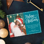 クリスマス信じ魔法2家族の写真ティール（緑がかった色） シーズンカード<br><div class="desc">クリスマスの家族のポートレートの一モダンつお気に入りのを含む休日のグリーティングカード離れは、ティール（緑がかった色）の背景の右側に「クリスマスの魔法に補完信じ」という単語によって補完され、独自のグリーティングメッセージでカスタマイズ可能。カードの背面にもう1つの写真をアップロードできる。</div>