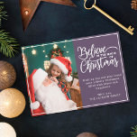 クリスマス信じ魔法2家族の写真バイオレット シーズンカード<br><div class="desc">クリスマスの家族のポートレートの一モダンつお気に入りのを、クリスマスのに取り付けた休日のグリーティングカード離れは、右の紫色の背景の上に"クリスマスの魔法に補完信じ"という単語によって補完され、あなた自身のグリーティングメッセージでカスタマイズ可能。カードの裏面にもう一つの写真をアップロードできる。</div>