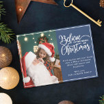 クリスマス信じ魔法2家族の写真ブルー シーズンカード<br><div class="desc">フェスティバルの青い背景の右側にモダンはお気に入りの「クリスマスの魔法に補完信じ」という言葉が付いた離れの家族のポートレートの一つを特徴とする休日のグリーティングカードは、あなた自身のグリーティングメッセージでカスタマイズ可能。カードの背面にもう1つの写真をアップロードできる。</div>