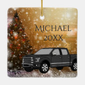 クリスマス冬の雪のシーンでブラックトラック セラミックオーナメント (裏面)