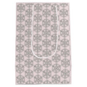 クリスマス千鳥格子のスノーフレークスピンク赤面 ミディアムペーパーバッグ (裏面)