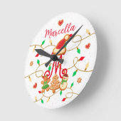 クリスマス名モノグラムカスタムギンガーブレッドレッド ラウンド壁時計 (傾斜)