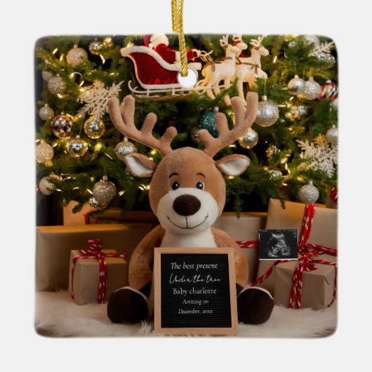 クリスマス妊娠のお知らせかわいいトナカイ セラミックオーナメント (正面)