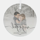 クリスマス婚約したカスタムフォトグレーのスクリプト ガラスオーナメント (裏面)