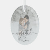 クリスマス婚約したカスタムフォトグレーのスクリプト ガラスオーナメント (正面左)