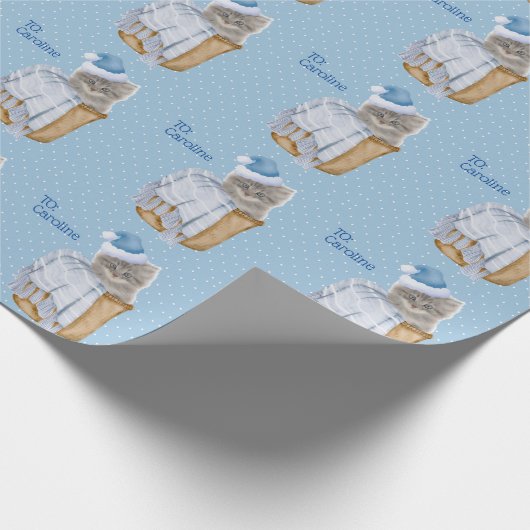 クリスマス子猫とブルーサンタハットパーソナライズされた ラッピングペーパー (角)