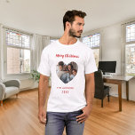 クリスマス家族の写真ハート家族の名前 Tシャツ<br><div class="desc">白シャツ。自分の家族の写真をカスタマイズして追加する。ハート型フレーム。家族の名前と年を追加する。赤文字。</div>